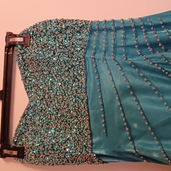 DALIA, BEAUTIFUL CINDERELLA TYPE DRESS, LOTS OF BEADING, LOTS OF LAYERING. - Picture 4 of 12